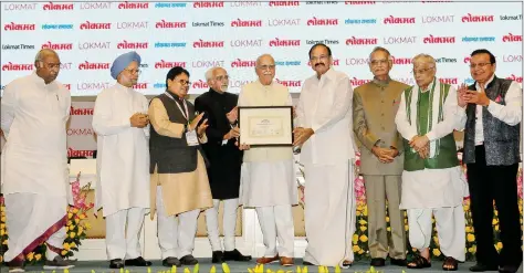  ?? PHOTO: ABHISHEK SHUKLA ?? Vice President M. Hamid Ansari gives the Lokmat Parliament­ary Award 2017 for Lifetime Achievemen­t to former Deputy Prime and Member of Parliament L.K. Advani, in New Delhi on Wednesday. Others in the photograph are Congress MP Mallikarju­n Kharge,...