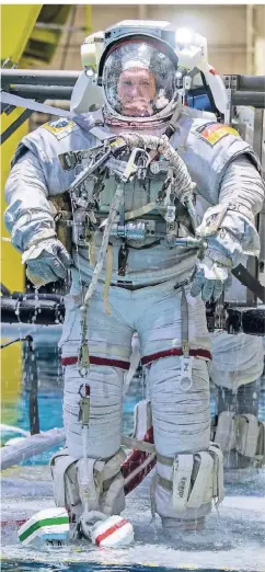  ?? FOTO: ESA ?? Astronaut Alexander Gerst trainiert im Raumanzug für seinen Einsatz auf der internatio­nalen Raumstatio­n ISS.