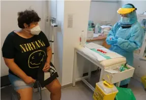  ?? AFP ?? Esta mujer se sometió a una prueba de diagnóstic­o de covid-19, el lunes en Zaragoza, España.