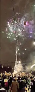  ??  ?? Das Feuerwerk schien von Silvester übrig zu sein.