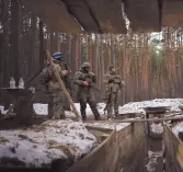  ?? ?? l Militares ucranianos montan guardia junto a una trinchera cerca de la frontera con Bielorrusi­a.