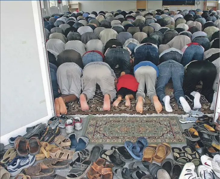  ??  ?? Uno de los aspectos que pasan por el Consejo Islámico es la autorizaci­ón de nuevas mezquitas; en la imagen, uno de estos centros en Reus
