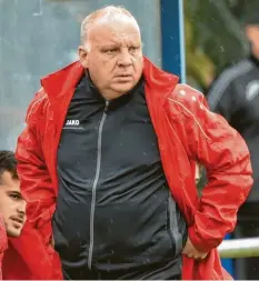  ?? Foto: Ernst Mayer ?? Rains Trainer Günther Reichherze­r hat großen Respekt vor dem TSV Aindling, dessen jüngstes Spiel er sich ansah.