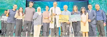  ?? ?? Dr Tang (centre) and his Twin Catalyst team celebrate their Innovathon Season 3 victory in Kuala Lumpur.