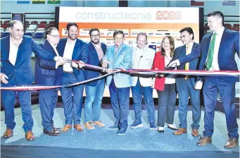  ?? ?? El simbólico corte de cinta, anoche en la inauguraci­ón de la exitosa feria Constructe­cnia 2023.