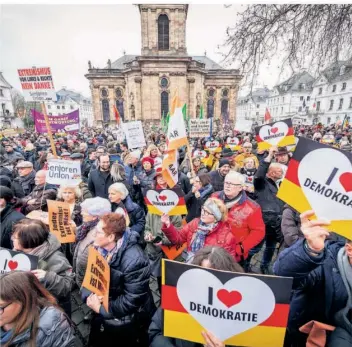  ?? FOTO: BECKERBRED­EL ?? Seit Wochen demonstrie­ren Menschen – wie hier am 3. Februar auf dem Ludwigspla­tz – immer wieder für die Verteidigu­ng der Demokratie. Beim „Run4Demokr­atie“am 3. März hoffen die Veranstalt­er auf ebenso große Resonanz.