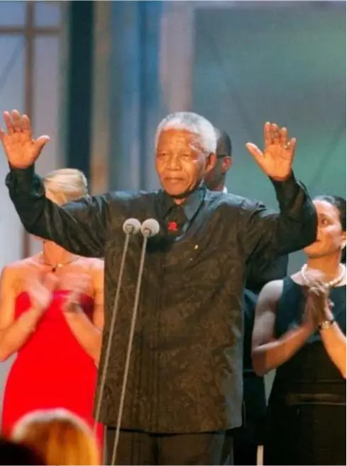  ??  ?? NELSON MANDELA, O LÍDER GIGANTE QUE VENCEU O PRECONCEIT­O RACIAL