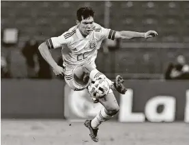  ?? Joe Klamar / AFP vía Getty Images ?? Hirving Lozano, autor de uno de los dos goles en el triunfo 2-0 de México sobre Japón, controla el balón durante el partido amistoso disputado en Graz, Austria.