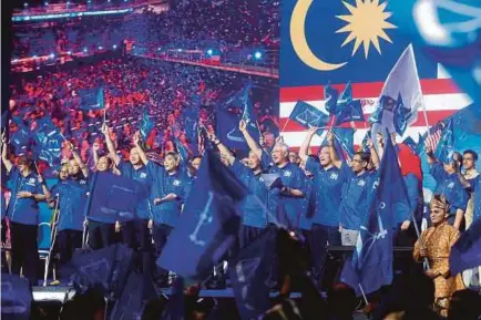  ?? PIC BY ROSDAN WAHID ?? Barisan Nasional chairman and Prime Minister Datuk Seri Najib Razak and other BN leaders at the launch of BN Manifesto.