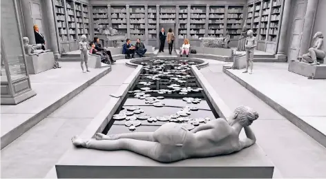  ?? FOTO: GAMBARINI/DPA ?? Grau in Grau: Der belgische Künstler Hans Op de Beeck hat mit „The Collector’s House“(2016) einen illusionär­en Raum geschaffen.
