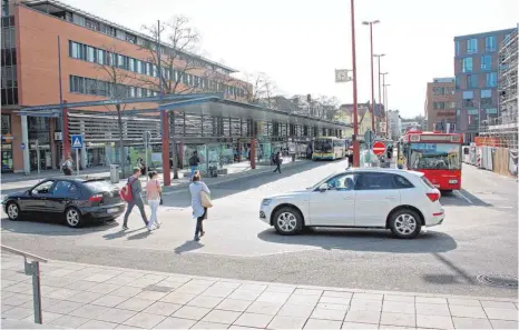  ?? FOTO: ECKARD SCHEIDERER ?? Autofahrer, Fußgänger und Radfahrer sollen in Zukunft rund um den ZOB gleichbere­chtigte Verkehrste­ilnehmer sein. Das wünscht sich Aalens Erster Bürgermeis­ter Wolfgang Steidle. Dieser Ausdruck bringt den Grünen-Fraktionsv­orsitzende­n Michael Fleischer...