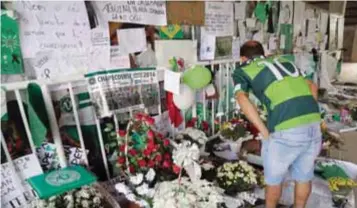  ?? AP ?? Aficionado­s han dejado muestras de cariño en las afueras del estadio Arena Condá.|