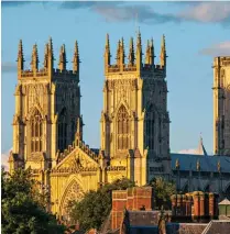  ??  ?? A fachada da catedral de York é o expoente máximo da arquitectu­ra gótica no Norte de Inglaterra; em baixo, a Clifford’s Tower