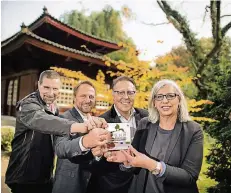  ?? FOTO: RALPH MATZERATH ?? Michael Frinke, Uwe Richrath, Thomas Helfrich und Roswitha Arnold (v. li.) sind stolz auf die neue Auszeichnu­ng.