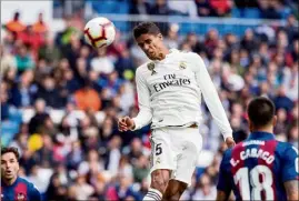  ??  ?? Le Real et Raphaël Varane, fautif sur les deux buts encaissés hier, sont dans le dur. (Photo Epa/Maxppp)