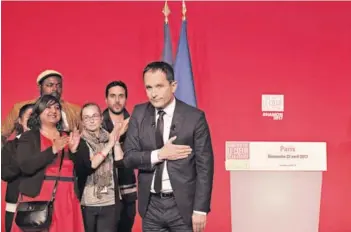  ?? FOTO: AFP ?? ►► El socialista Benoît Hamon reconoce ayer su derrota, en París.