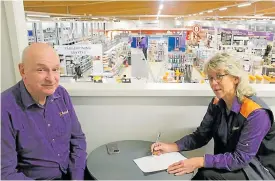  ?? FOTO: BENJAMIN LUNDIN ?? Kaj Björklöf och Harriet Aaltonen färdigstäl­ler årets viktigaste dokument: inköpslist­an till Karis järns julfest.