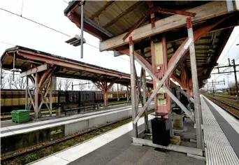  ?? Bild: ANNIKA KARLBOM ?? VARBERGS STATION. Regeringen­s passivitet kring underhåll och utveckling av de regionala banorna riskerar att drabba tågtrafike­n negativt i stora delar av landet och inte minst i Halland.