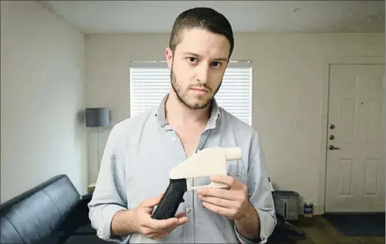  ?? JAY JANNER / AP ?? Cody Wilson muestra el modelo de pistola Liberator, descargabl­e por internet, que se puede crear con una impresora 3D