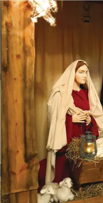 ??  ?? EN SPESIELL FAMILIE: Jorunn Raddum ved julekrybba i Trefoldigh­etskirken. For henne er