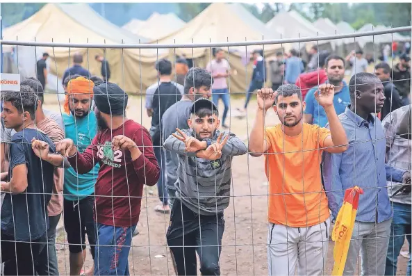  ?? FOTO: JULIUS KALINSKAS/IMAGO ?? Menschen harren Anfang August in einem Lager für illegale Migranten etwa 30 Kilometer südlich der litauische­n Hauptstadt Vilnius aus.