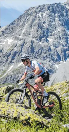  ?? FOTO: MADLAINA WALTHER ?? Daniel Geismayr auf der Schlusseta­ppe des Engadin-Marathons, die er mit zwei Minuten Vorsprung für sich entschied. Zum Gesamtsieg reichte es wegen eines Defekts am Vortag aber nicht.