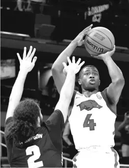  ?? TIM NWACHUKWU/GETTY IMAGES ?? Arkansas’ Davonte Davis shoots the go-ahead jumper over Oral Roberts’ Kareem Thompson with 2.9 seconds left in the game Saturday.