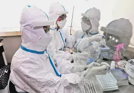  ??  ?? Noch immer wird an einem Virus-Gegenmitte­l geforscht