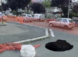  ?? (foto Proto) ?? Buca La voragine in via Ambrosini: è profonda più di sei metri