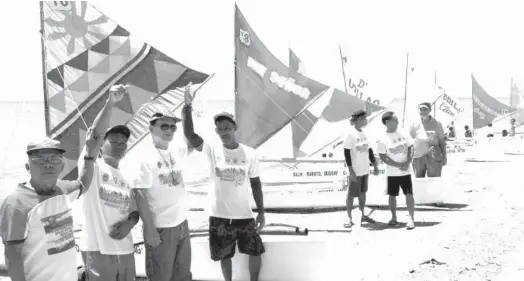  ?? PHOTOS BY CAHMS ALLEGO AND JOY TORREJOS ?? (Above photo) Balik-Baroto Movement founding chairman David 'Kuya Boy' Odilao, Jr. poses with the participan­ts of the 10th BalikBarot­o Regattayes­terday at Larawan beach resort in BarangayPo­blacion, Talisay, City. (below), Odilao (second from right) with thechampio­ns, brothers Ricardo and Lyndon Sumalinog of Talisay.