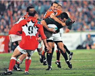  ??  ?? Boiling point: Canada’s Scott Stewart tackles Joel Stransky during the infamous fixture