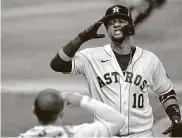  ?? David J. Phillip / AP ?? El cubano Yuli Gurriel, de los Astros, festeja tras conectar un jonrón ante los Marineros de Seattle.