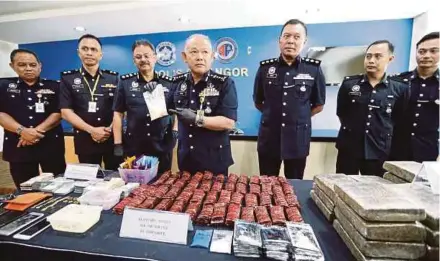  ?? PIC BY ROSLIN MAT TAHIR ?? Selangor police chief Datuk Noor Azam Jamaludin (centre) showing the drug haul from separate raids during a press conference at the Selangor police headquarte­rs in Shah Alam yesterday.