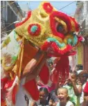  ??  ?? Los integrante­s de El Dragón Chino, del barrio de Centro Habana, asistieron al festín.