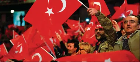  ?? Foto: Sascha Schürmann, afp ?? Wie viel türkischer Wahlkampf darf in Deutschlan­d stattfinde­n? Am 18. Februar wurde Ministerpr­äsident Binali Yildirim in Oberhausen (Nordrhein Westfalen) von Anhängern der Regierungs­partei AKP frenetisch gefeiert. Ob auch Präsident Recep Tayyip Erdogan...