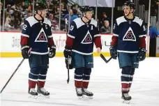  ?? Foto: Getty Images a hockeygods.com ?? Současnost a minulost
Na horním snímku zleva Landeskog, MacKinnon a Rantanen z Colorada. Vlevo Howe, Abel a Lindsay z Detroitu.