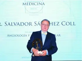  ??  ?? Salvador Sánchez Coll posa con el galardón correspond­iente a la especialid­ad de Angiología y Cirugía Vascular