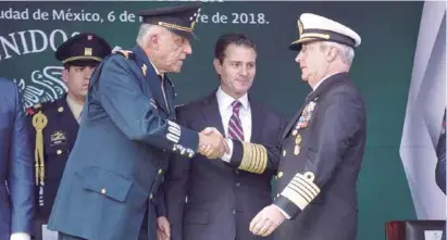  ??  ?? REUNIÓN. El presidente Peña Nieto y sus secretario­s de la Defensa, Salvador Cienfuegos, y la Marina, Vidal Francisco Soberón.