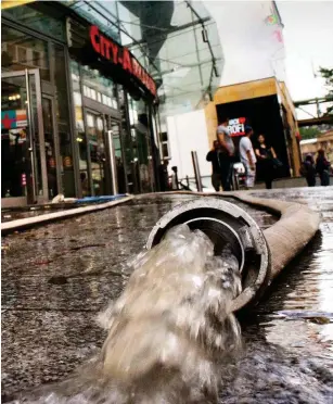  ?? Foto: dpa/Jonas Güttler ?? Dort, wo Regen fällt, können die Wassermass­en große Schäden anrichten.