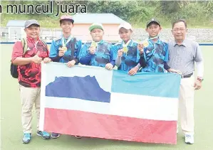  ??  ?? PASUKAN fours Sabah bersama Timbalan Presiden PBPNS, Shuib Hashim (kanan) dan Nizam (kiri) menunjukka­n pingat emas yang dimenangi sambil memegang bendera Sabah.