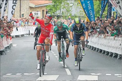  ?? FOTO: MIREYA LÓPEZ ?? Al sprint Bouhann fue el ganador del Circuito de Getxo de 2015 en apretada lucha con Lobato y Carlos Barbero