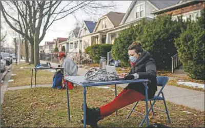  ?? (Chicago Sun-Times/Pat Nabong) ?? Meghan Hayes, who teaches at John Hay Community Academy, teaches her class outside the Chicago home of Miguel Del Valle, president of the Chicago Public Schools Board.