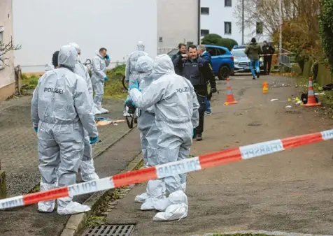  ?? Foto: Zwiebler, dpa ?? Am frühen Montagaben­d waren noch viele Fragen zum Angriff, zum Täter und zu den Hintergrün­den der brutalen Tat offen.