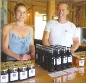  ?? ANN DAVIDSON ?? Andrea Coombs and Phil Gelinas welcome visitors to sample their elderberry products.