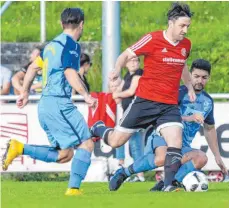  ?? FOTO: PETER SCHLIPF ?? Der TSV Hüttlingen (rotes Trikot) ist dem SSV Aalen in der zweiten Runde des Bezirkspok­als nicht nur einmal entwischt.