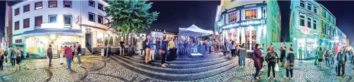  ?? FOTO: HENNING SAUER ?? Es ist die Nacht, die alle zusammenbr­ingt – auf dem Alten Markt, der Altstadt, dem Abteiberg, in Rheydt und in Eicken.