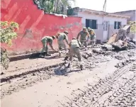  ??  ?? Elementos del Ejército continúan aplicando el Plan DN-III-E en la “fase de recuperaci­ón”, con labores de limpieza en Tuxpan.