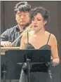  ??  ?? La soprano Arianna Vendittell­i con el ensamble francés Les Musiciens du Louvre, anteayer