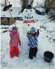  ??  ?? 2. Schneemann Platz: aus Langenreic­hen. Lenya und Elias