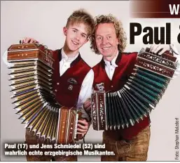  ??  ?? Paul (17) und Jens Schmiedel (52) sind wahrlich echte erzgebirgi­sche Musikanten.